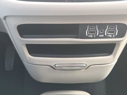 Used 2023 Chrysler Pacifica Touring-L FWD image 37