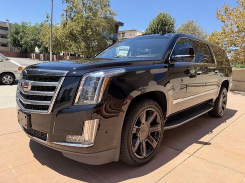Used 2018 Cadillac Escalade ESV Luxury RWD image 2