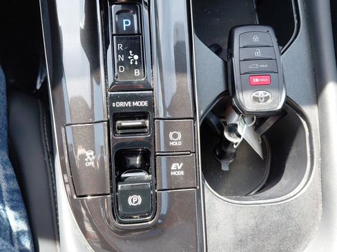 Used 2024 Toyota Crown Limited image 34