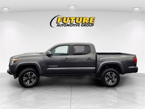 Used 2018 Toyota Tacoma TRD Sport image 8