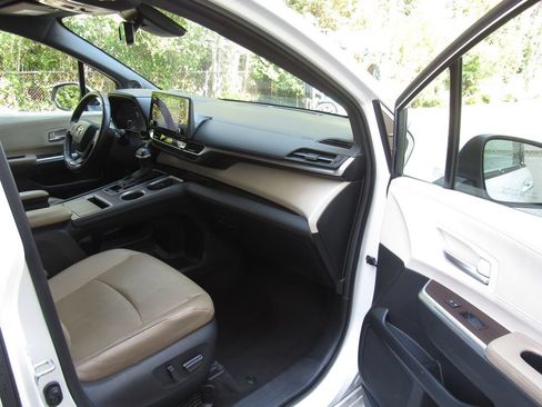 Used 2023 Toyota Sienna XLE w/ XLE Plus Package AWD/4WD image 19