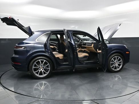 Used 2025 Porsche Cayenne AWD/4WD image 32