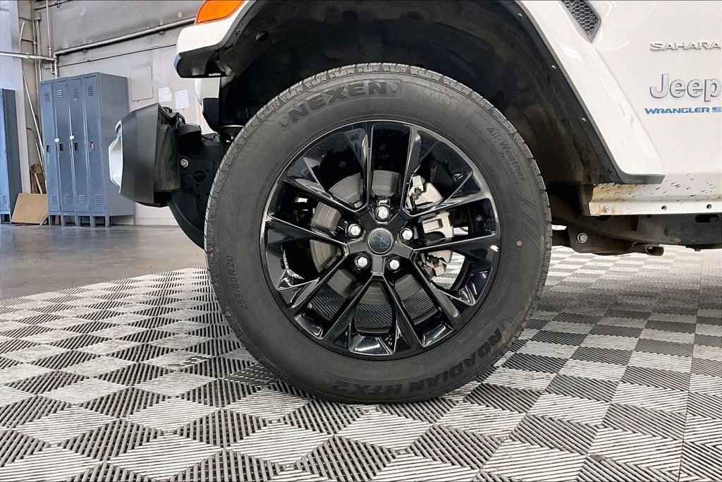 Used 2024 Jeep Wrangler Unlimited Sahara AWD/4WD image 8