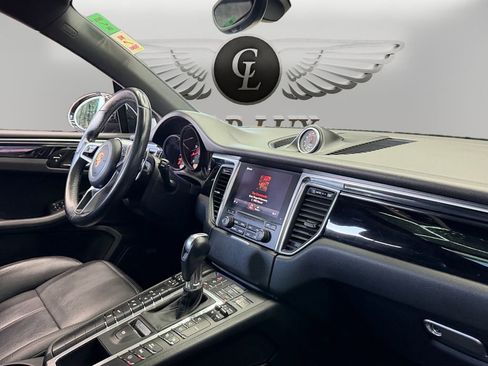 Used 2018 Porsche Macan Sport Edition AWD/4WD image 17