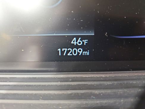 Used 2024 Hyundai Venue SEL image 17