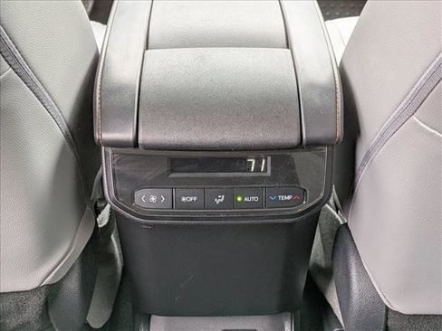 Used 2022 Toyota Highlander Bronze Edition image 17