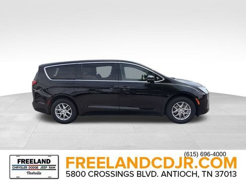 New 2027 Chrysler Pacifica Select FWD image 2