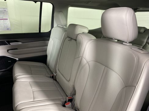 Used 2024 Jeep Wagoneer Series III w/ Premium Group I AWD/4WD image 32