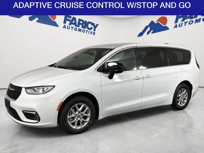 Used 2025 Chrysler Pacifica Select