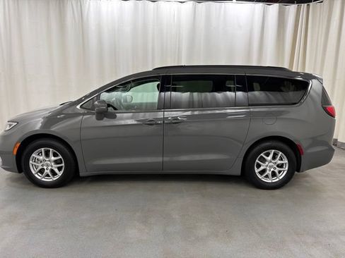 Used 2022 Chrysler Pacifica Touring-L FWD image 3