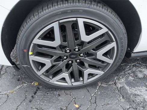 New 2026 Ford Expedition Max Platinum w/ Platinum Ultimate Package AWD/4WD image 9