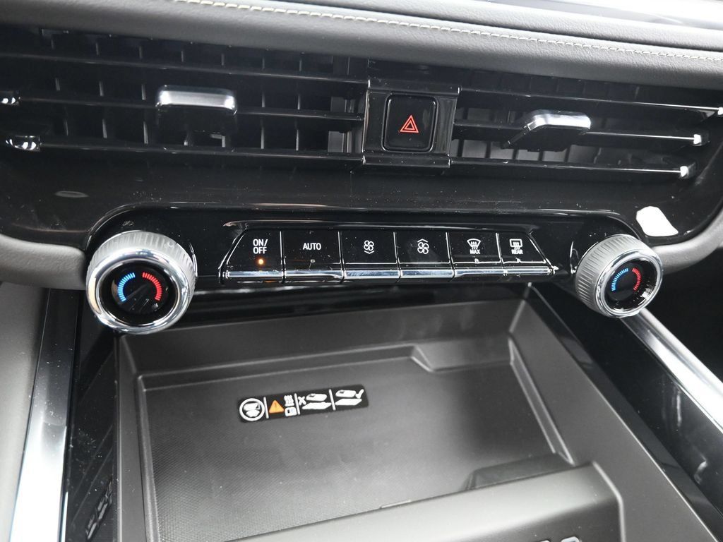 Used 2025 Chevrolet Suburban Premier AWD/4WD image 27