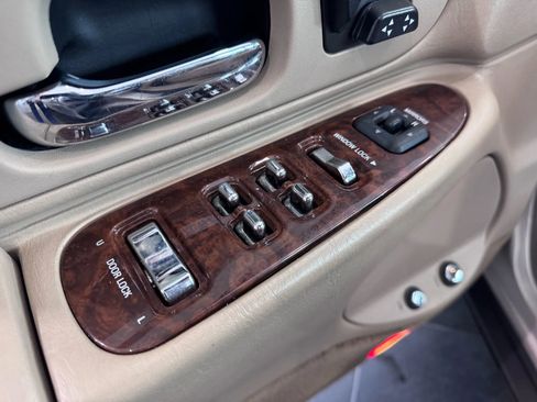 Used 2002 Lincoln Town Car Executive image 24