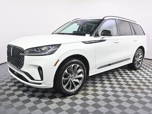 New 2026 Lincoln Aviator AWD image 2