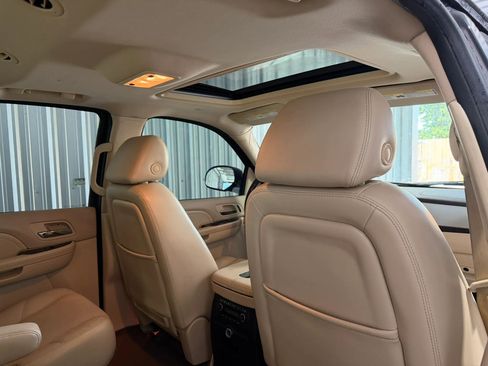 Used 2007 Cadillac Escalade AWD w/ Information Package image 26