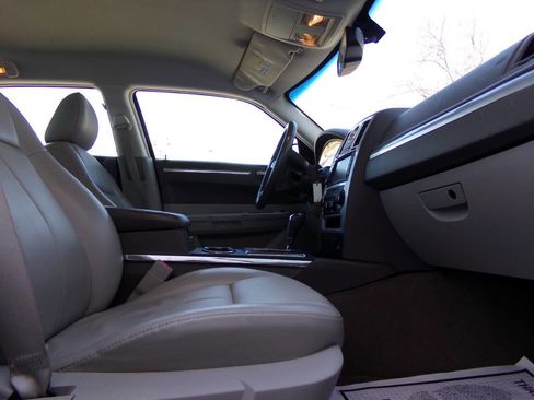 Used 2010 Chrysler 300 Touring image 24