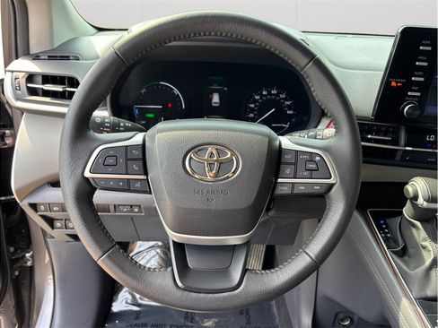 Used 2023 Toyota Sienna XLE FWD image 24