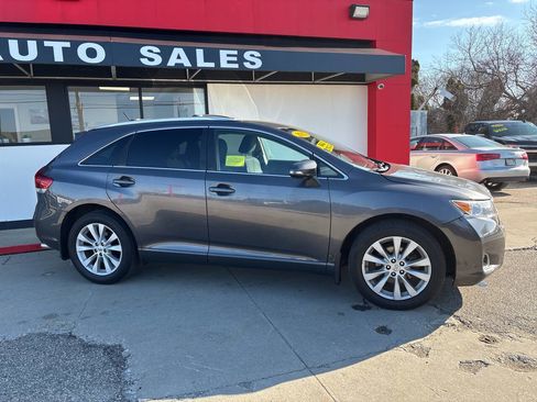 Used 2015 Toyota Venza LE image 2