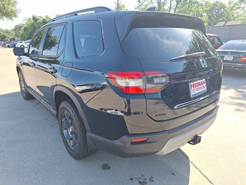 Used 2025 Honda Pilot TrailSport image 4