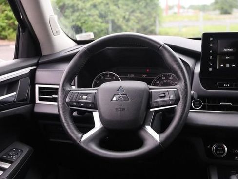 Used 2025 Mitsubishi Outlander AWD image 24