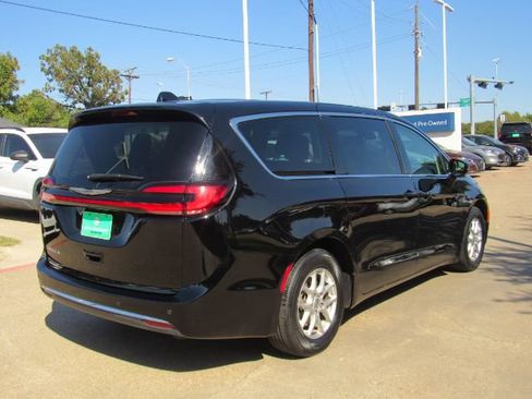 Used 2024 Chrysler Pacifica Touring-L image 6