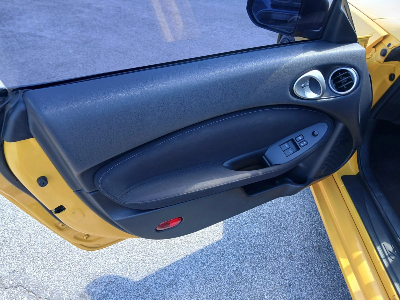 Used 2017 Nissan 370Z Coupe RWD image 11