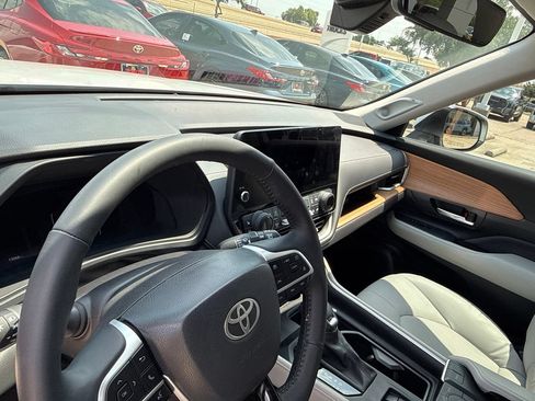 Used 2025 Toyota Grand Highlander FWD image 7