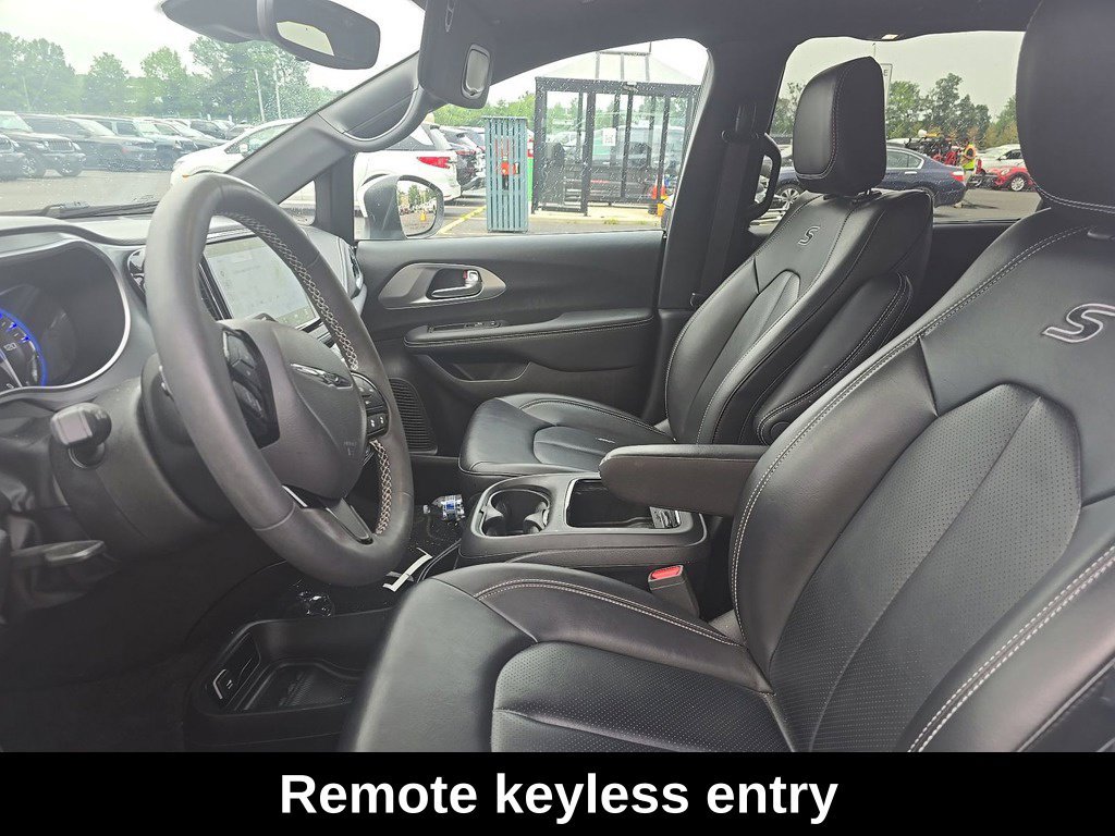 Used 2023 Chrysler Pacifica Touring-L w/ S Appearance Package AWD/4WD image 9
