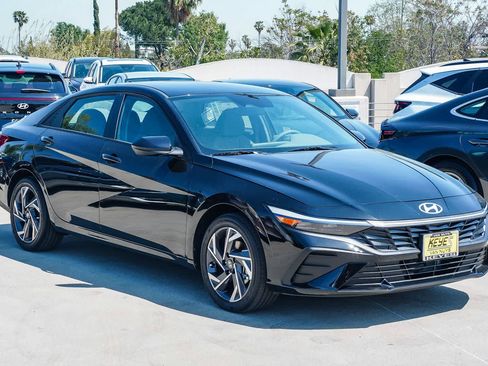 Used 2025 Hyundai Elantra SEL image 5