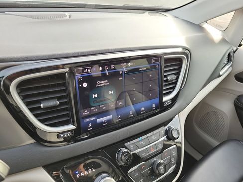 Used 2024 Chrysler Pacifica Touring-L image 28