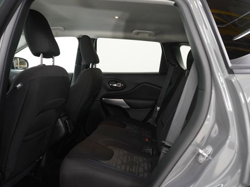 Used 2020 Jeep Cherokee Latitude AWD/4WD image 17