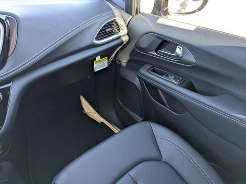 New 2026 Chrysler Pacifica Select AWD/4WD image 16