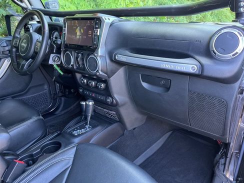 Used 2016 Jeep Wrangler Unlimited Rubicon w/ Connectivity Group AWD/4WD image 47