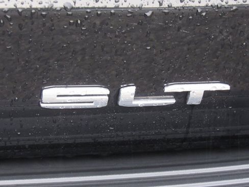 Used 2024 GMC Yukon XL SLT w/ SLT Luxury Package image 8