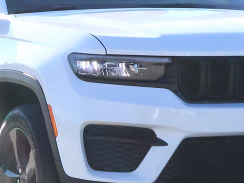 Used 2025 Jeep Grand Cherokee Altitude image 7