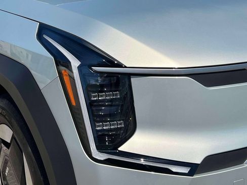 Certified 2024 Kia EV9 Light Long Range RWD image 9