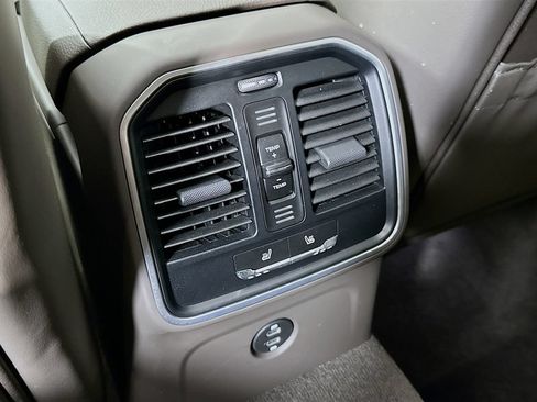 Certified 2025 Porsche Macan AWD/4WD image 27