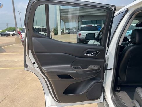 Used 2019 GMC Acadia SLT FWD image 13