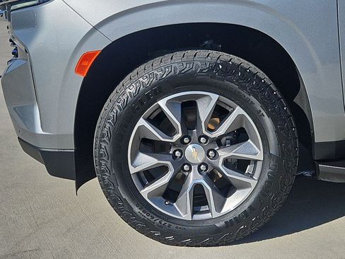 Used 2023 Chevrolet Suburban LT w/ Luxury Package RWD image 32