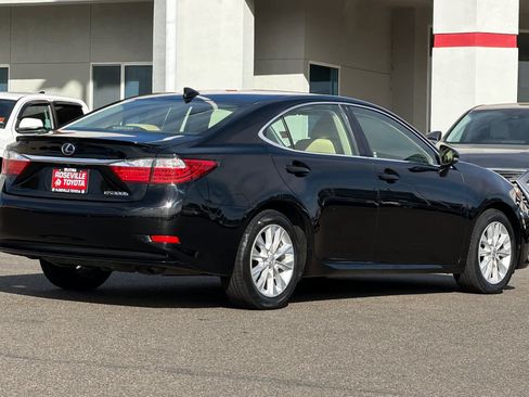 Used 2015 Lexus ES 300h w/ Navigation System Package FWD image 2