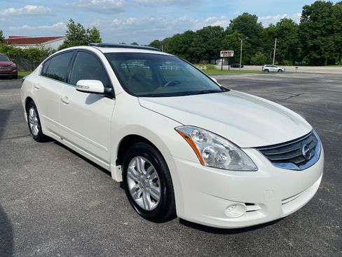 Used 2010 Nissan Altima 2.5 S w/ Convenience Plus Pkg FWD image 4
