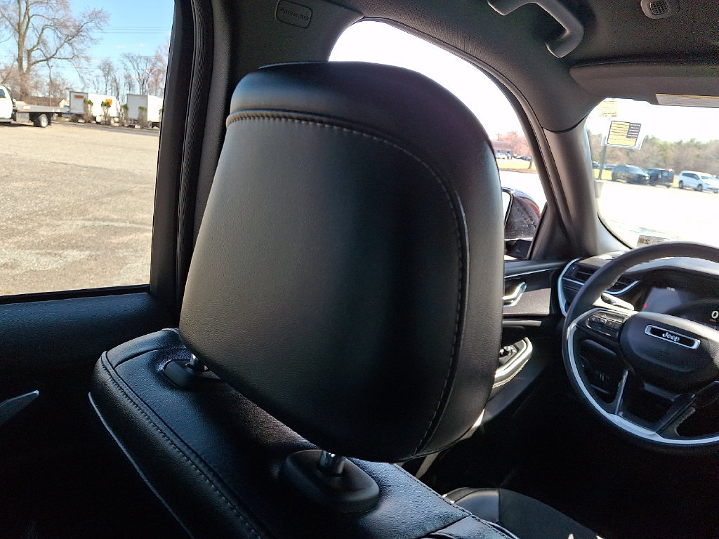Used 2023 Jeep Grand Cherokee Altitude AWD/4WD image 14