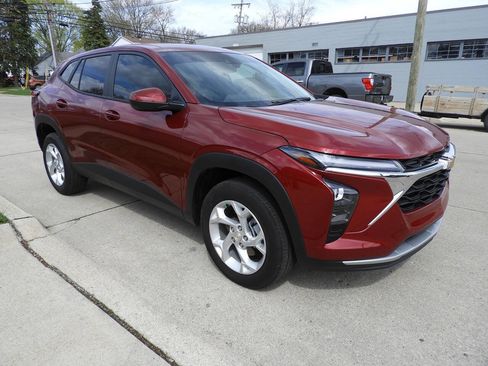 Used 2025 Chevrolet Trax LS w/ LS Convenience Package FWD image 11