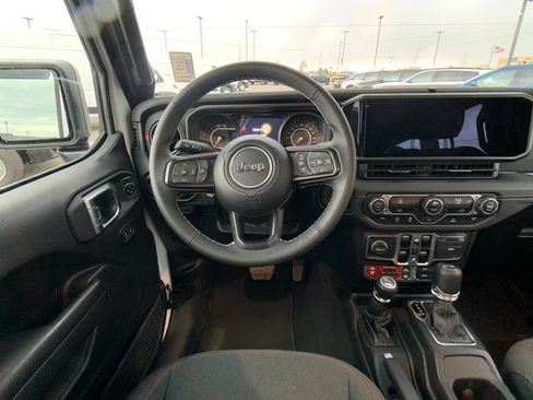 Used 2025 Jeep Wrangler Unlimited Rubicon AWD/4WD image 14