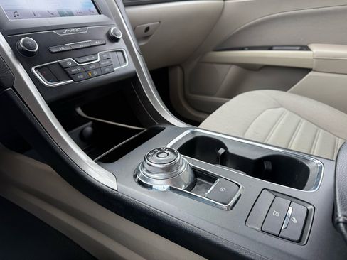 Used 2019 Ford Fusion SE image 32