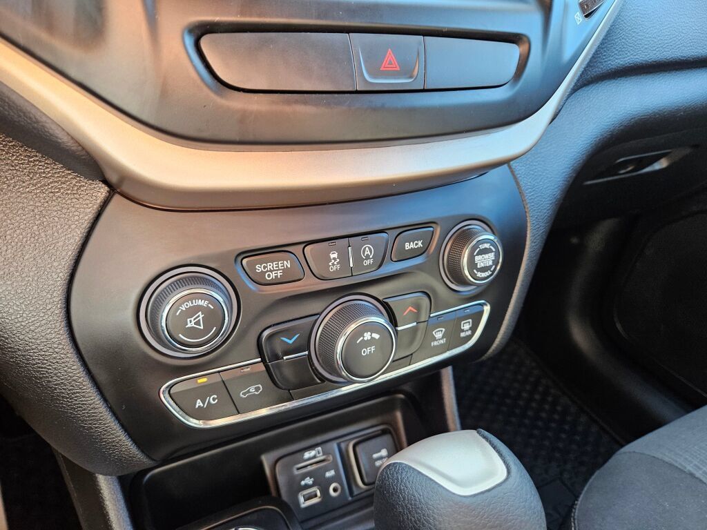 Used 2017 Jeep Cherokee Latitude w/ Cold Weather Group AWD/4WD image 22