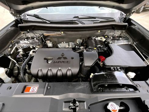 Used 2019 Mitsubishi Outlander SEL image 32