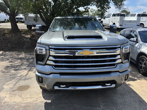 Used 2024 Chevrolet Silverado 2500 High Country w/ High Country Premium Package AWD/4WD image 2