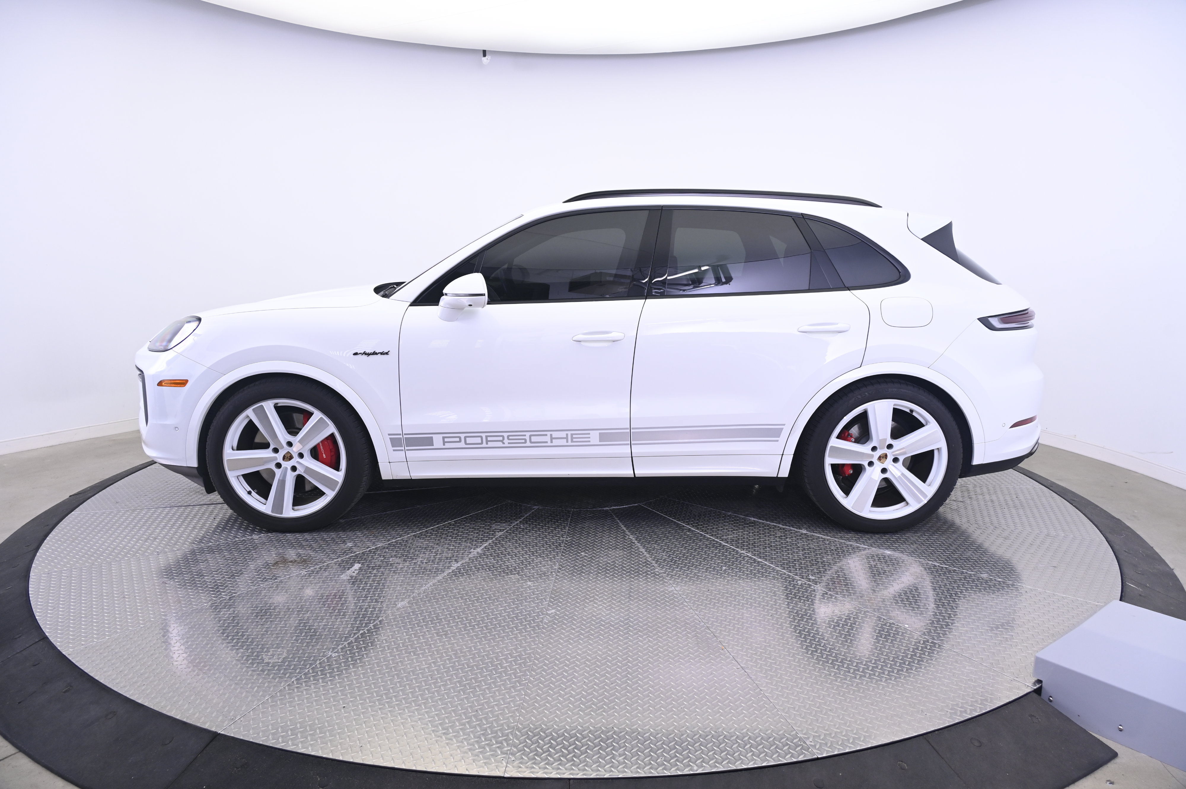 Certified 2025 Porsche Cayenne S AWD/4WD image 2