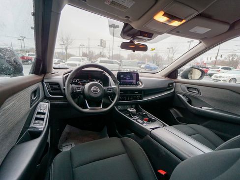 Used 2023 Nissan Rogue S image 12